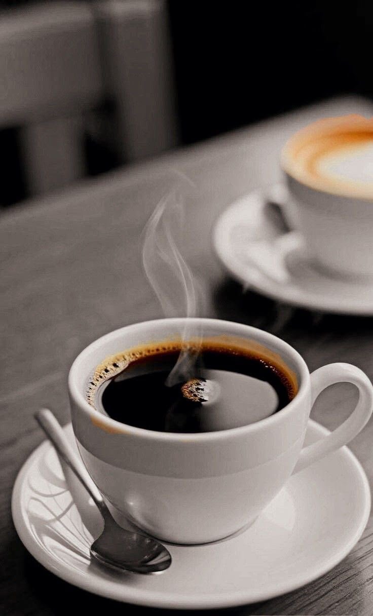 Café chaud servi au petit déjeuner